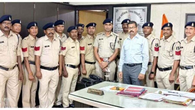 त्यौहार की खुशियां हुई दुगुनी, पुलिस महानिरीक्षक रायपुर रेंज रायपुर द्वारा दीपावली में 12 आरक्षकों को मिला प्रमोशन का तोहफा, की गई पदोन्नति