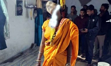 काली पूजा देखने गया पति, पंखे से फंदा लगाकर महिला ने लगाई फांसी, कारण अज्ञात, पुलिस कर रही मामले की जांच, परिवार में पसरा मातम