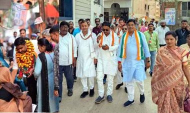 जिला पंचायत उपाध्यक्ष निशु चंद्राकर ने प्रभार क्षेत्र में बड़ी रैली निकाल कांग्रेस प्रत्याशी को जिताने झोंकी ताकत, आकाश शर्मा ने युवाओं से किया आह्वान