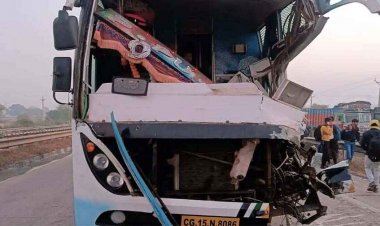 सिमगा के पास तेज रफ्तार बस ने खड़ी माजदा को मारी टक्कर, यात्रियों में मचा हड़कंप, ड्राइवर और कंडक्टर मौके से फरार, जांच में जुटी पुलिस