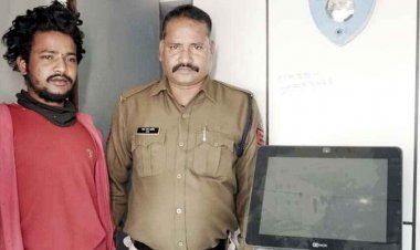 एटीएम कार्ड के जगह कुल्हाड़ी लेकर पहुंचा नकाबपोश चोर, जमकर की तोड़फोड़ फिर भी नहीं निकला पैसा, सीसीटीवी में कैद फुटेज, गिरफ्तार