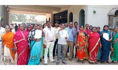 जनदर्शन में पहुंचे मोहल्लेवासी, 45-50 साल से निवासरत लोगों ने कलेक्टर को ज्ञापन सौंपकर किया पट्टा दिलाने की मांग