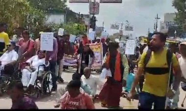 सैकड़ों दिव्यांगजनों ने पैदल मार्च कर 6 सूत्रीय मांगों को लेकर कलेक्टर को सौंपा ज्ञापन, 3 दिसंबर को तेलीबांधा से मुख्यमंत्री निवास तक निकलेगी रैली