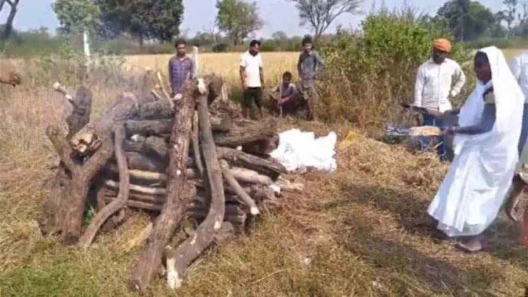छत्तीसगढ़ में चाचा के अंतिम संस्कार के लिए भतीजे ने मांगे एक लाख रुपये, फिर पत्नी ने दी पति को मुखाग्नि, नजारा देख छलक पड़े लोगों की आंखों से आंसू