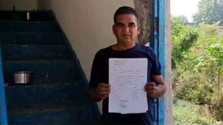 अधिकारियों की काली करतूत, सिर्फ गरीब के आशियाने पर चला प्रशासन का बुलडोजर, अब रोते-बिलखते सरकार से लगाई इंसाफ की गुहार