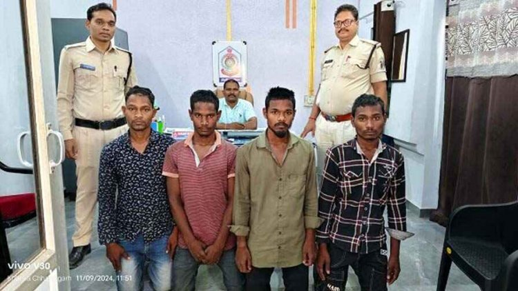 मंदिर दर्शन करने गए बाइक सवार से ब्लेड अड़ाकर लूटपाट, पुलिस ने चार आरोपियों को को किया गिरफ्तार, मोबाइल और रकम बरामद