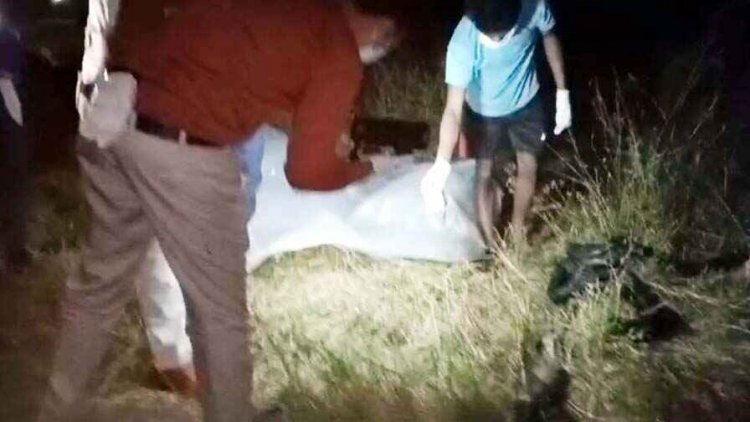 संदिग्ध हालत में खेत में मिली सड़ी-गली लाश, इलाके में आग की तरह फैली सनसनी, नहीं हो सकी शिनाख्त, पुलिस कर रही मामले की जांच