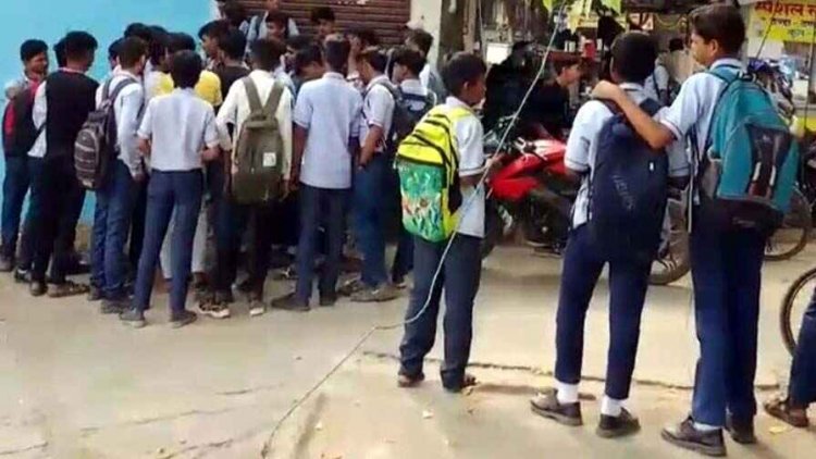 स्कूली छात्रों के बीच गैंगवार, दौड़ा-दौड़ा कर एक दूसरे को पीटा, फोड़ा सिर, चार बच्चे हुए लहूलुहान, अभिभावकों ने जताई नाराजगी
