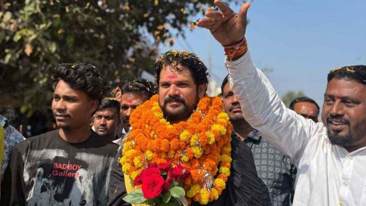 कथावाचक आचार्य पंडित युवराज पांडेय का गरियाबंद और मैनपुर में अनुयायियों ने पुष्प वर्षा व आतिशबाजी के साथ किया भव्य स्वागत