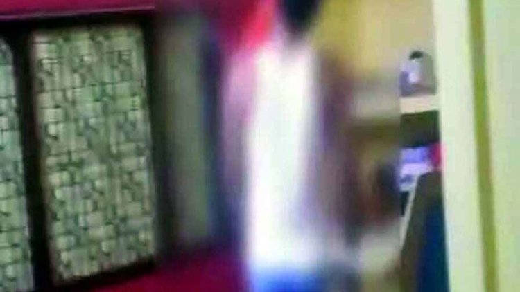 आबकारी विभाग के कंप्यूटर ऑपरेटर ने कमरे में लगाई फांसी, मिला सुसाइड नोट, लिखा- भइया मेरी पत्नी बच्चे और मां का ख्याल रखना