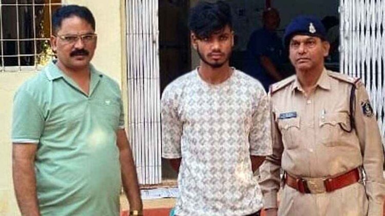 पिकअप बुकिंग कर लूटे गाड़ी व पैसे, डकैती के आरोप में घटना के बाद से फरार नाबालिग समेत 2 आरोपी गिरफ्तार, जंगल ले जाकर दिया वारदात को अंजाम