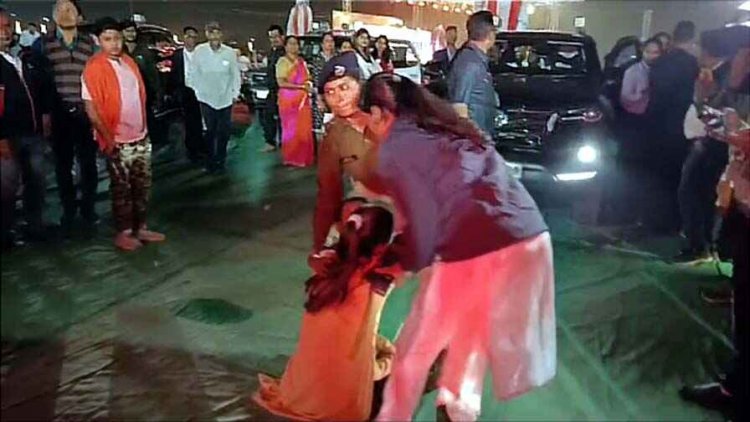 दुष्कर्म के आरोपी को गिरफ्तार नहीं करने पर CM साय के काफिले के सामने बैठ गई दुखी महिला, रोते हुए मांगी इंसाफ, मचा हडकंप, मिला आश्वासन