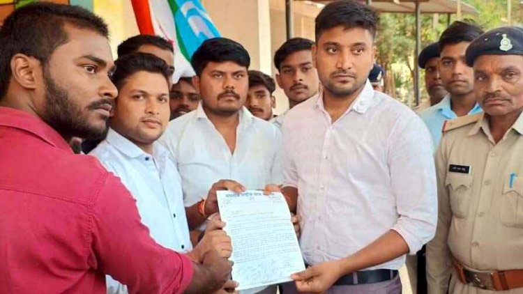 भ्रष्टाचारी प्राचार्य व अकाउंटेंट पर एफआईआर की मांग सहित पांच सूत्रीय मांगो को लेकर पीजी कॉलेज के सामने एनएसयूआई ने किया विरोध प्रदर्शन