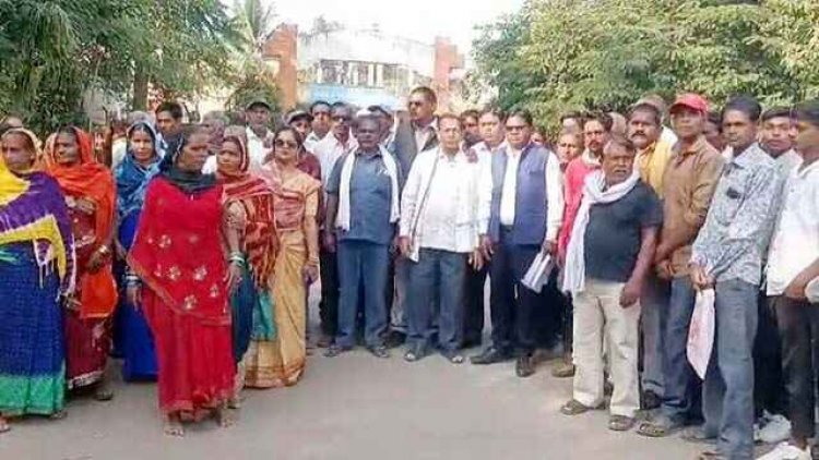 सरपंच देता है जाति सूचक गाली, सरकारी जमीन पर भी कब्जा करने का आरोप, ग्रामीणों ने कलेक्टर से की शिकायत, उग्र आंदोलन की दी चेतावनी