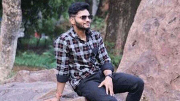 इंटरसिटी ट्रेन के बाथरुम में फंदे से लटकती मिली प्रेमी की लाश, प्रेमिका पर प्रताड़ना का आरोप, पुलिस कर रही मामले की जांच