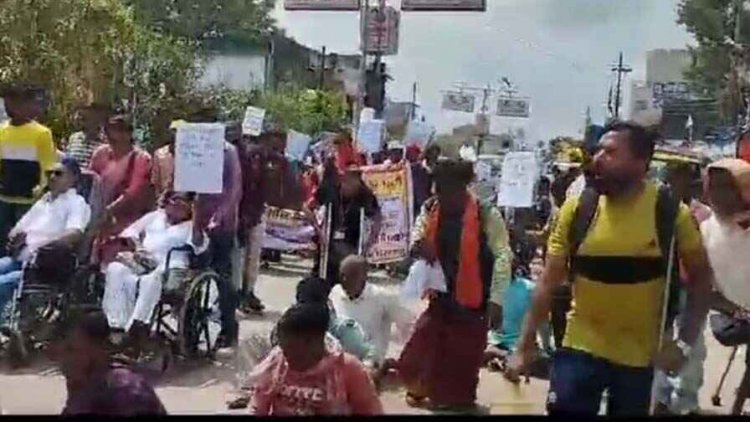 सैकड़ों दिव्यांगजनों ने पैदल मार्च कर 6 सूत्रीय मांगों को लेकर कलेक्टर को सौंपा ज्ञापन, 3 दिसंबर को तेलीबांधा से मुख्यमंत्री निवास तक निकलेगी रैली