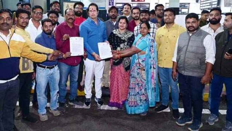 विकास उपाध्याय और कांग्रेसियों ने रेलवे स्टेशन व ट्रेनों से संबंधित कई मांगों को लेकर रेल राज्यमंत्री वी सोमन्ना को सौंपा ज्ञापन, कहा -हो रहा सौतेला व्यवहार
