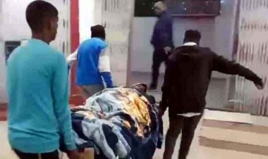 स्वास्थ्य मंत्री के इलाके में खाट पर ढोए जा रहे मरीज, लोगों को नहीं मिल रही एंबुलेंस की सुविधा, इलाज में लापरवाही के लगे आरोप