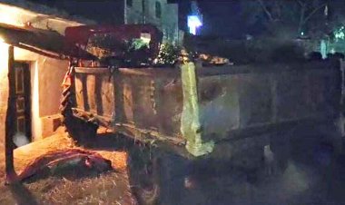 अनियंत्रित होकर पलटा ट्रैक्टर, चक्के में जा घुसा ड्राइवर, मौके पर ही युवक की मौत, गांव में पसरा मातम, पेड़ से टकराया वाहन, चालक की गई जान