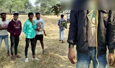 युवक की पेड़ से झूलती मिली लाश, आत्महत्या का कारण अज्ञात, इलाके में फैली सनसनी, पुलिस कर रही मामले की जांच