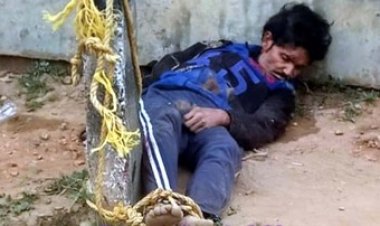 चोरी के शक में अधेड़ की भीड़ ने बिजली के खंभे से बांधकर पीट-पीट कर ले ली जान, एक आरोपी गिरफ्तार, फरार आरोपियों की तलाश जारी