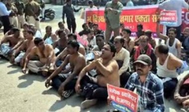 भूविस्थापितों ने SECL मुख्यालय का घेराव कर किया अर्धनग्न प्रदर्शन, प्रबंधन के खिलाफ नारेबाजी, अनिश्चितकालीन खदान बंद आंदोलन की चेतावनी