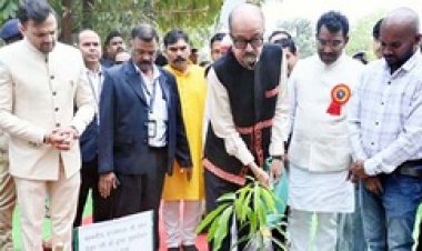 आईएसबीएम यूनिवर्सिटी के द्वितीय दीक्षांत समारोह में राज्यपाल ने मेधावी विद्यार्थियों को दिया मेडल, कहा- समाज के विकास में निभाएं भागीदारी
