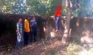 नीम के पेड़ पर फंदे से लटकती मिली युवक की लाश, परिजनों में मचा कोहराम, हत्या या आत्महत्या की गुत्थी सुलझाने में जुटी पुलिस