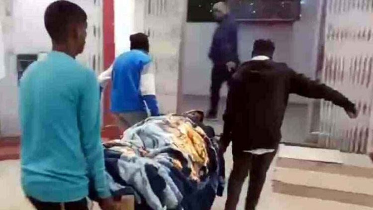 स्वास्थ्य मंत्री के इलाके में खाट पर ढोए जा रहे मरीज, लोगों को नहीं मिल रही एंबुलेंस की सुविधा, इलाज में लापरवाही के लगे आरोप