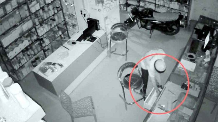 शहर के बीच मेडिकल स्टोर पर चोरों ने किया हाथ साफ, दुकान का ताला तोड़कर गल्ले से पैसे लेकर हुए फरार, CCTV में कैद हुई वारदात, जांच में जुटी पुलिस