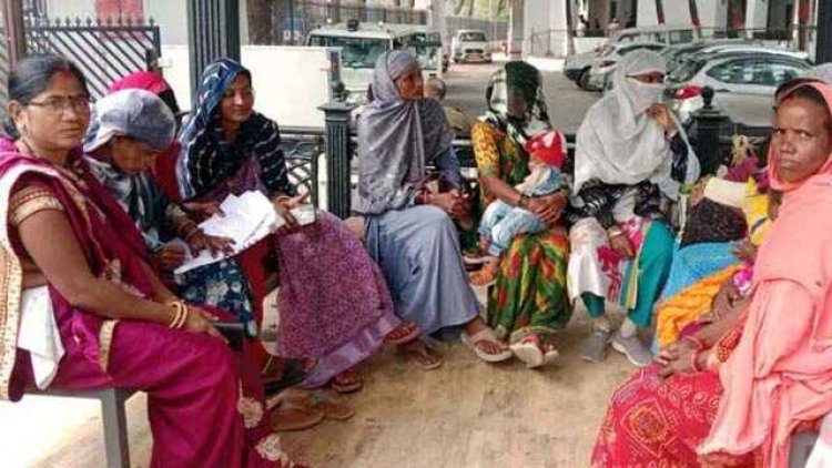 ठगी की शिकार महिलाएं कर्ज वसूली से परेशान, महिलाओं ने कलेक्टर से लगाई इंसाफ की गुहार, सुनवाई नहीं होने पर दी आंदोलन की चेतावनी
