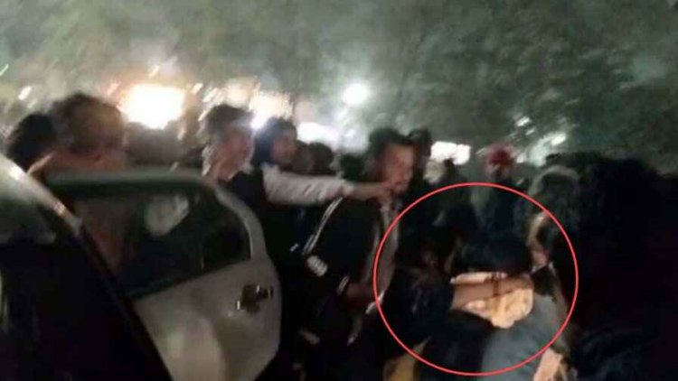 चौपाटी पहुंचे प्रेमी-प्रेमिका, वहीं पहुंच गई पत्नी, नजारा देख हो गई आग बबूला, जमकर हुई मारपीट, वीडियो बना रही महिला का प्रेमिका ने तोड़ दिया मोबाईल