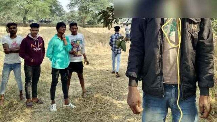 युवक की पेड़ से झूलती मिली लाश, आत्महत्या का कारण अज्ञात, इलाके में फैली सनसनी, पुलिस कर रही मामले की जांच