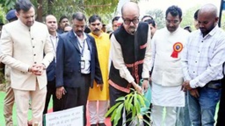 आईएसबीएम यूनिवर्सिटी के द्वितीय दीक्षांत समारोह में राज्यपाल ने मेधावी विद्यार्थियों को दिया मेडल, कहा- समाज के विकास में निभाएं भागीदारी