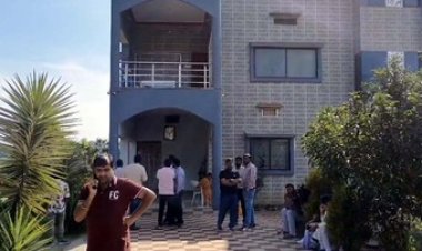 बेटे के शादी के लिए खरीदे गहने,  घर में विवाह की तैयारियों के बीच मिली डॉक्टर की पत्नी की लाश, चोरी को लेकर घटना को अंजाम देने की आशंका