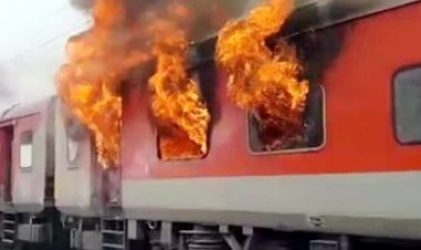 ट्रेन के AC 3 टियर बोगी में लगी भीषण आग, मौके पर पहुंची फायर टीम, दुर्ग स्टेशन के पास मचा हड़कंप, कारण अज्ञात, होगी जांच