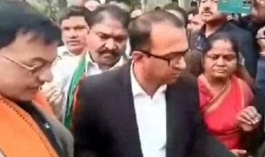 40 हजार औरतें करोड़ों की ठगी का हुई शिकार, मंत्रियों से जवाब तलब करने वाली महिलाओं के खिलाफ दर्ज हो गई एफआईआर, की जा रही पहचान