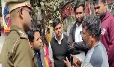रायपुर में मकान खाली करवाने पहुंचा राजस्व अमला, पति-पत्नी ने किया खुदकुशी की कोशिश, खुद पर डाला मिट्टी तेल, सड़क पर हुआ हंगामा, कार्यवाही स्थगित
