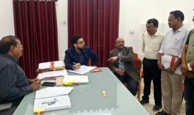 कलेक्टर ने कृषि और PWD कार्यालय का किया औचक निरीक्षण, समय पर नहीं पहुंचे 7 कर्मचारी, मिलेगा नोटिस, क दिन का वेतन काटने के निर्देश