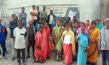 अवैध महुआ शराब के खिलाफ सड़क पर उतरी महिलाएं, एसपी, कलेक्टर, आबकारी और थाने में की शिकायत, गांव में शाम होते ही माहौल खराब