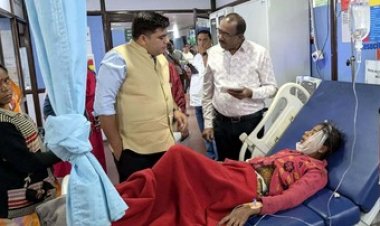 पिकनिक से लौटने के दौरान स्कूल बस और ट्रक की जोरदार टक्कर, चालक और एक शिक्षक की मौत, 12 बच्चे घायल, 4 बच्चों की हालत नाजुक