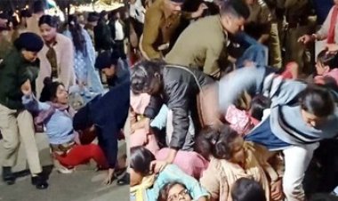 आधी रात बर्खास्त महिला शिक्षाकर्मियों को रोड पर घसीटा, कपड़े फटे, खून से हुई लतपथ, घायलों को इलाज के लिए अस्पताल में कराया गया भर्ती