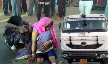 तेज रफ्तार हाइवा ने 6 साल के मासूम को रौंदा, बच्चे की मौके पर ही दर्दनाक मौत, ड्राइवर फरार, शव लेकर बिलखती रही मां, ग्रामीणों ने किया चक्काजाम