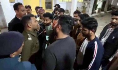 छात्रों और पुलिसकर्मियों के बीच देर रात जमकर विवाद, शिकायत लेकर एसपी कार्यालय पहुंचे छात्र के साथ मारपीट का लगा आरोप
