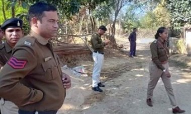 अर्धनग्न अवस्था में मिला 20 वर्षीय युवती का शव, बलात्कार के बाद हत्या की आशंका, इलाके में मचा हड़कंप, पुलिस कर रही मामले की जांच