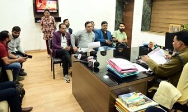 पत्रकार बन राज्य के अधिकारियों और व्यापारियों को झूठी शिकायतों के नाम पर ब्लैकमेल, पत्रकारों ने S.P से मुलाकात कर किया कार्यवाही की मांग