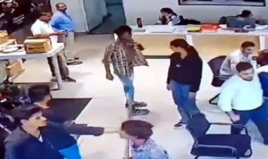 हथियार लेकर बाइक शोरूम में घुसे बदमाश, वारदात CCTV में कैद, पुलिस की घेराबंदी कर दो नाबालिग समेत चार आरोपियों को किया गिरफ्तार