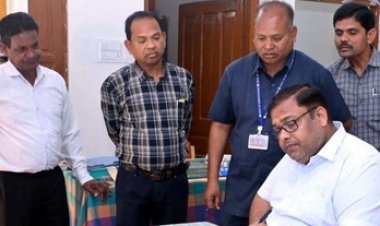 समय पर नहीं पहुंचे कार्यालय, गरियाबंद कलेक्टर ने थमाया नोटिस, स्कूल से 5 शिक्षक नदारद, डीईओ ने वेतन काटने व नोटिस जारी करने दिया निर्देश