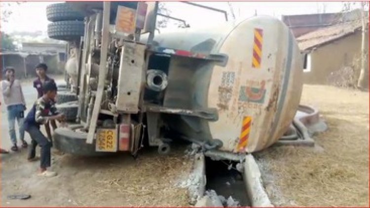 कैप्सूल वाहन पलटा, शीशा तोड़कर चालक ने बचाई जान, रेत से भरी हाइवा की चपेट में आया स्कूटी सवार, दो भाई गंभीर रूप से घायल
