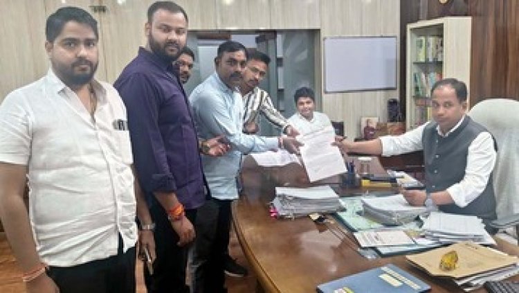 कलेक्टर कार्यालय का घेराव, प्रशासक बैठने के बाद भी पार्षद की सुनवाई करने वाले अधिकारी और ठेकेदार के खिलाफ भी कार्यवाही हो -संदीप तिवारी